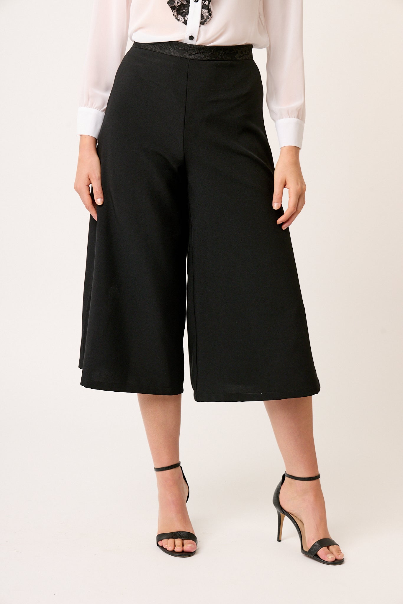 PANTALÓN STRETCH AMPLIO LARGO MIDI CON ABERTURAS LATERALES Y DETALLES EN ENCAJE MONTIJO