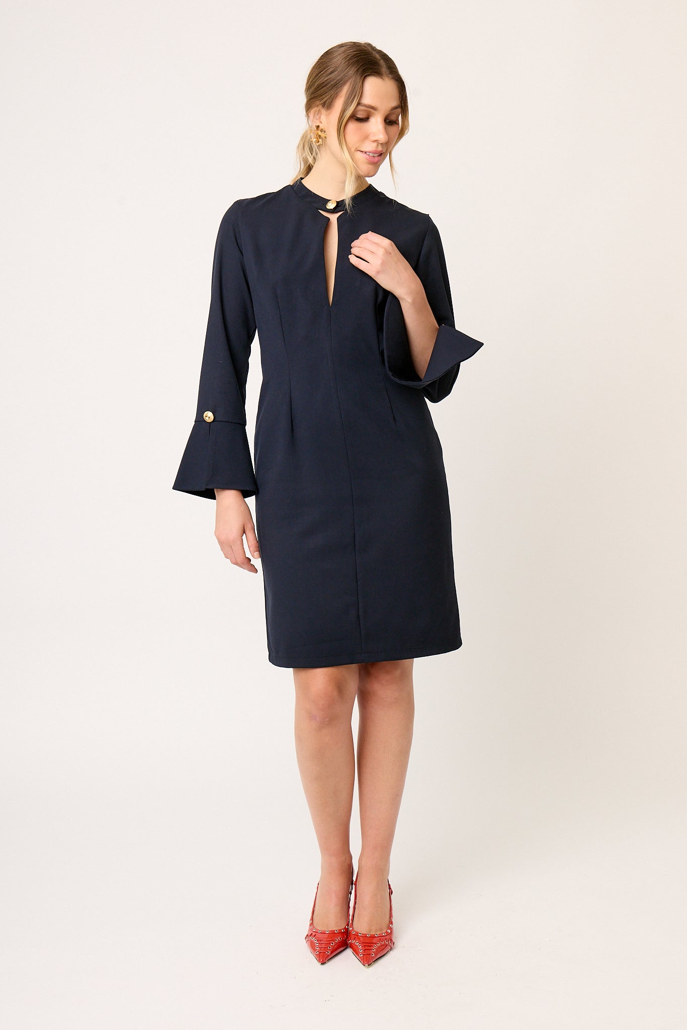 VESTIDO FORMAL RECTO DE MANGA LARGA CON BOTONES DORADOS HAUSSMAN