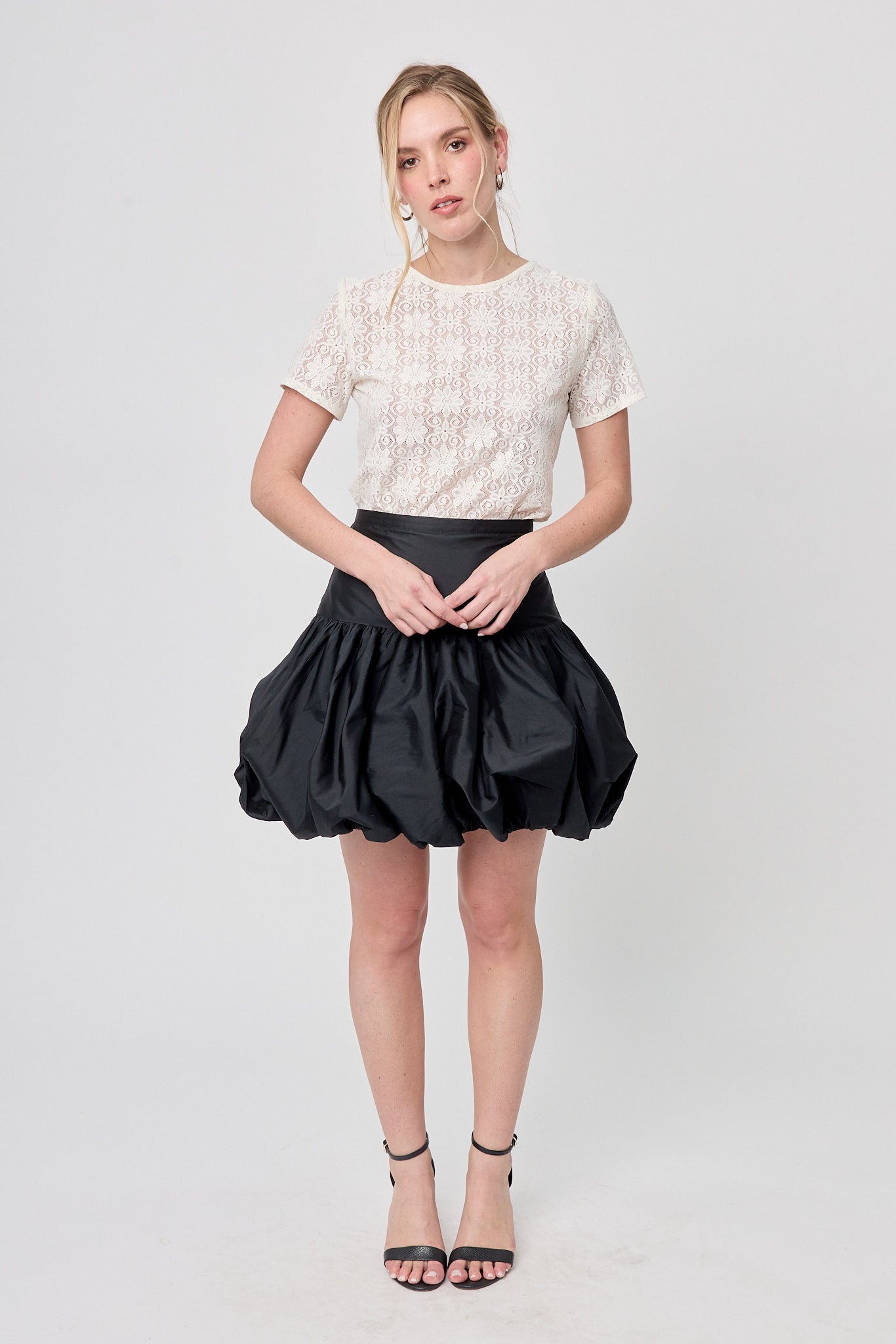 BLUSA BLANCA DE ENCAJE MANGA CORTA
