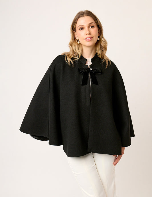 CAPA NEGRA DE PAÑO SEMI CIRCULAR CON MOÑO DE TERCIOPELO EUGENIA