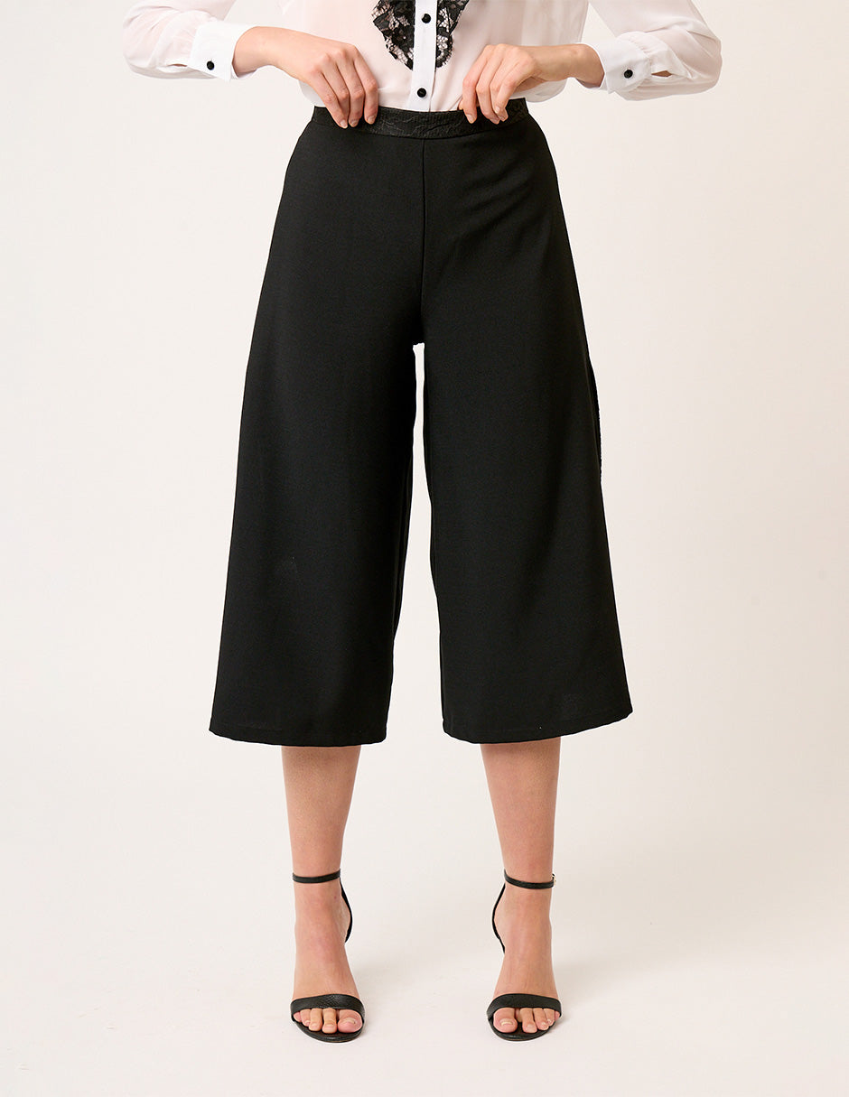 PANTALÓN STRETCH AMPLIO LARGO MIDI CON ABERTURAS LATERALES Y DETALLES EN ENCAJE MONTIJO