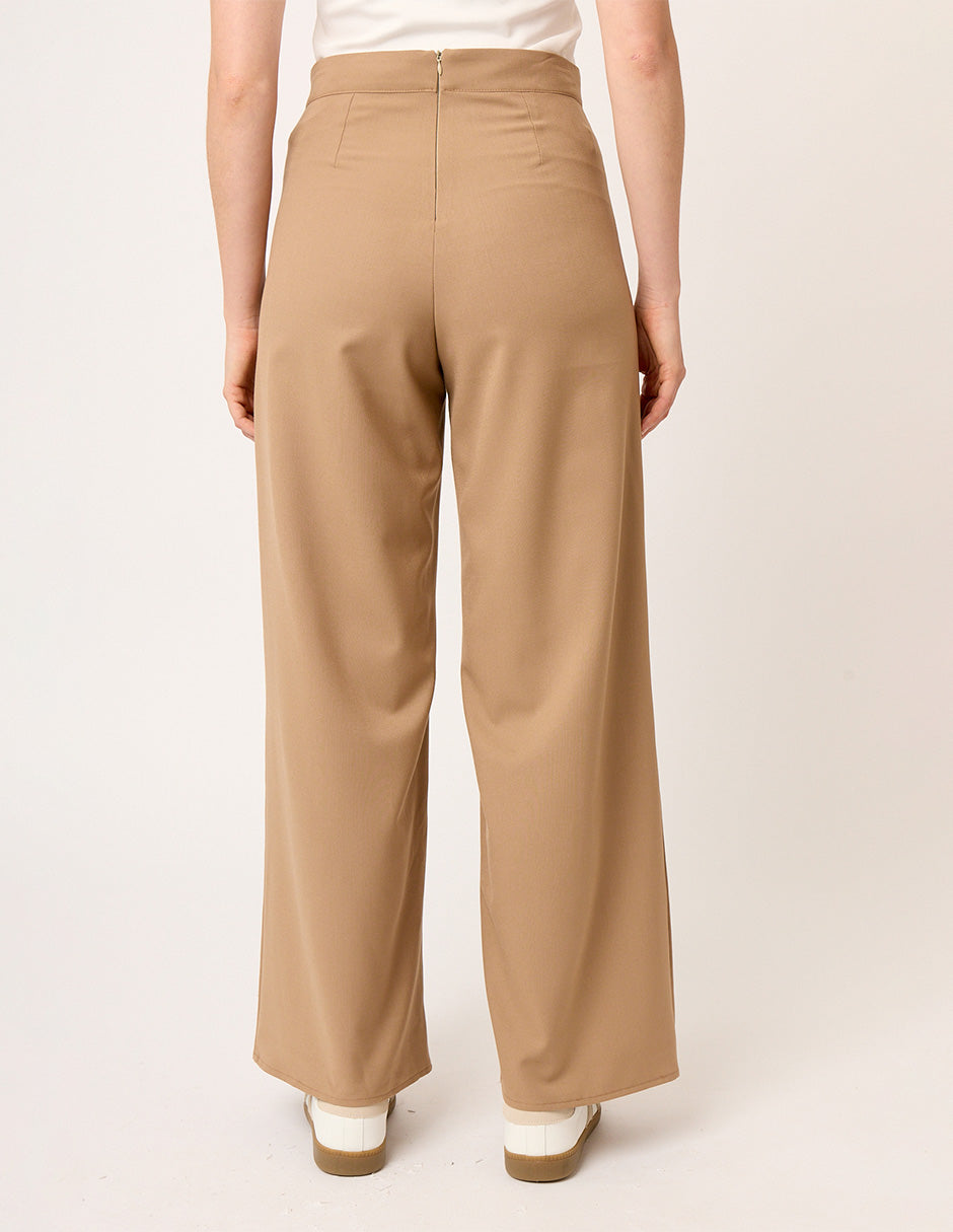PANTALÓN DE VESTIR RECTO STRETCH COLOR CAMEL CON ABERTURAS HAUSSMAN VISTA TRASERA