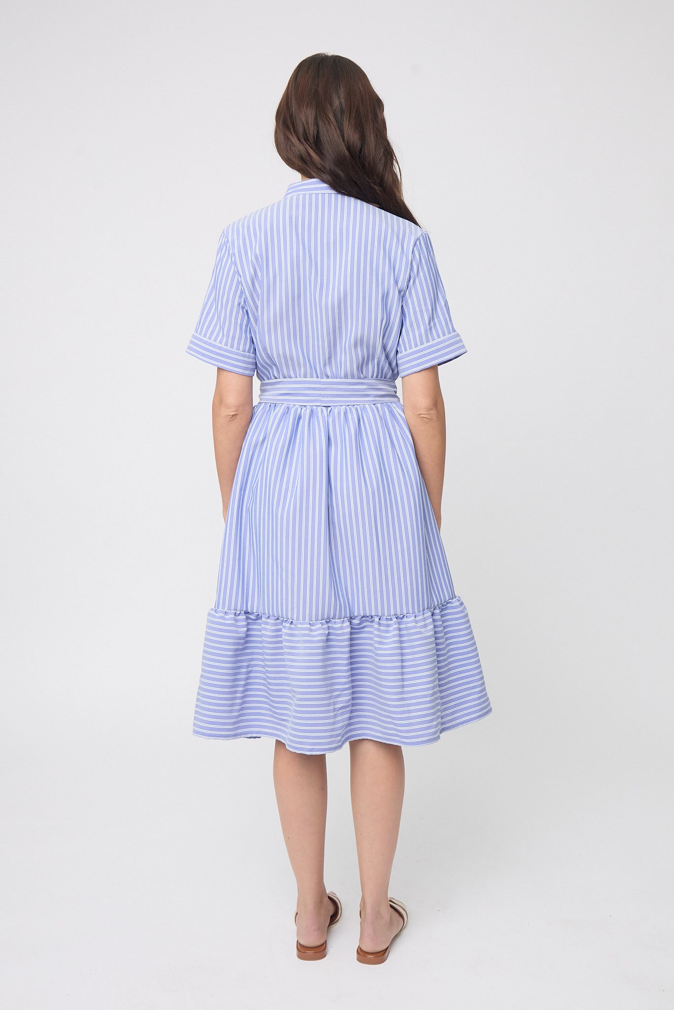 ESPALDA DE VESTIDO CAMISERO A RAYAS