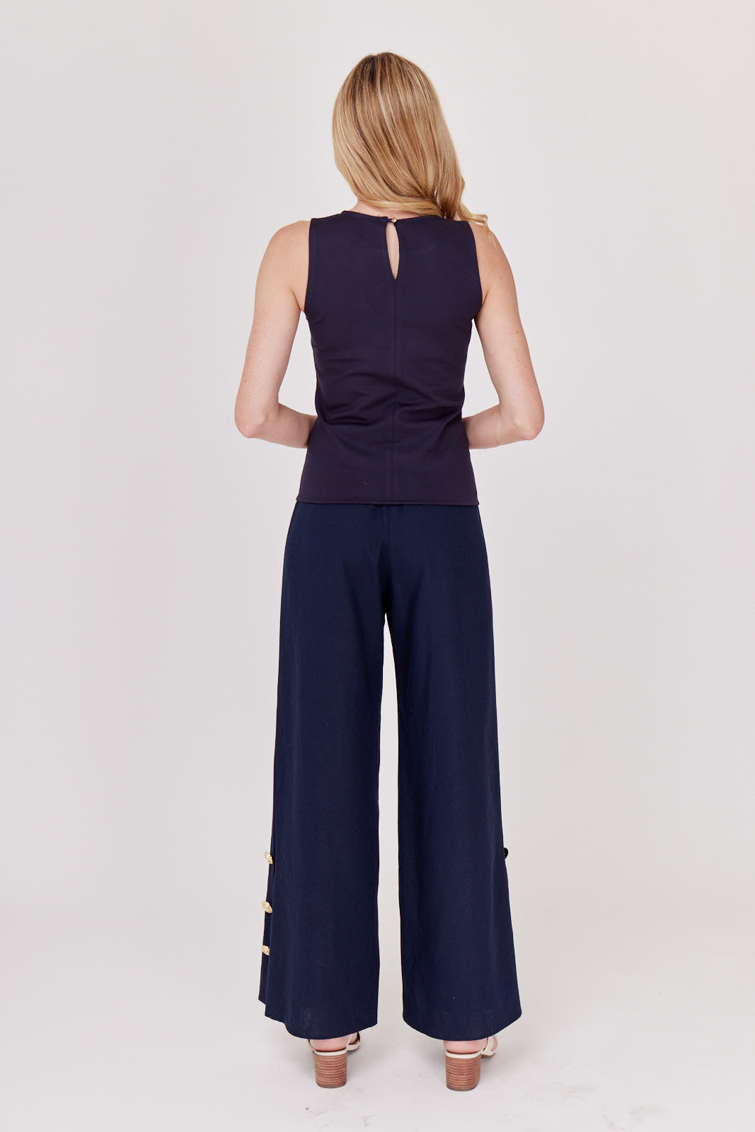 TOP BÁSICO AZUL MARINO SIN MANGAS PARA MUJER MODELO COSTA AZUL