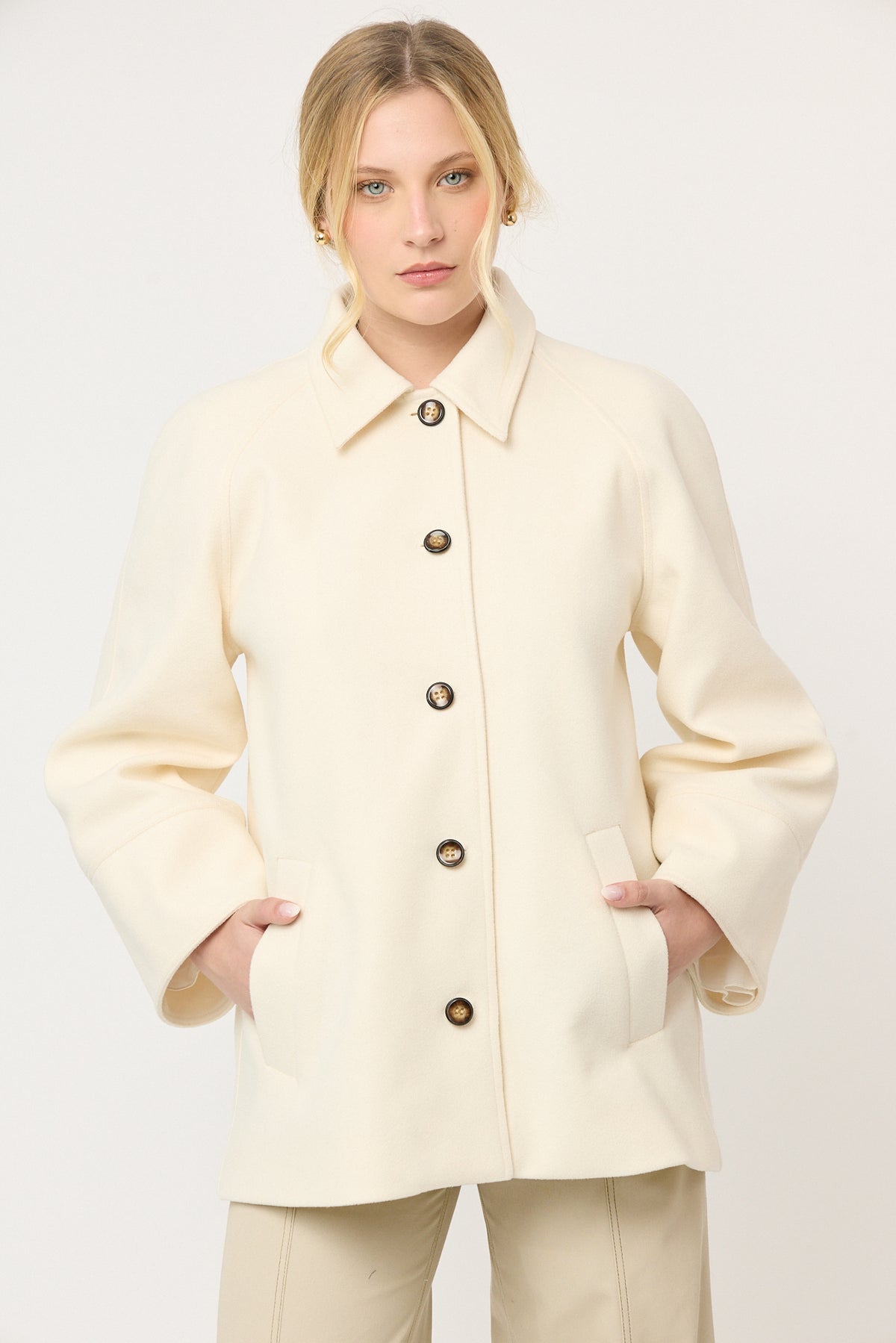 ABRIGO DE MUJER CON BOLSILLOS CUELLO CAMISERO Y MANGA LARGA