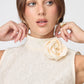 BLUSA CUELLO ALTO CON FLOR