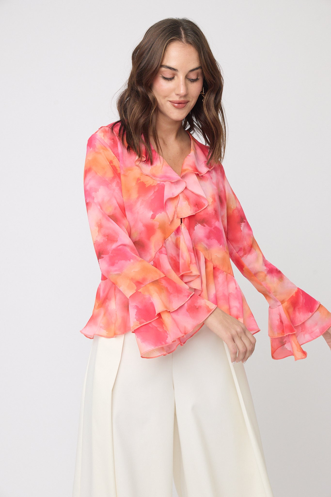 BLUSA CASUAL ESTAMPADA DE GASA CON OLANES MANGA LARGA