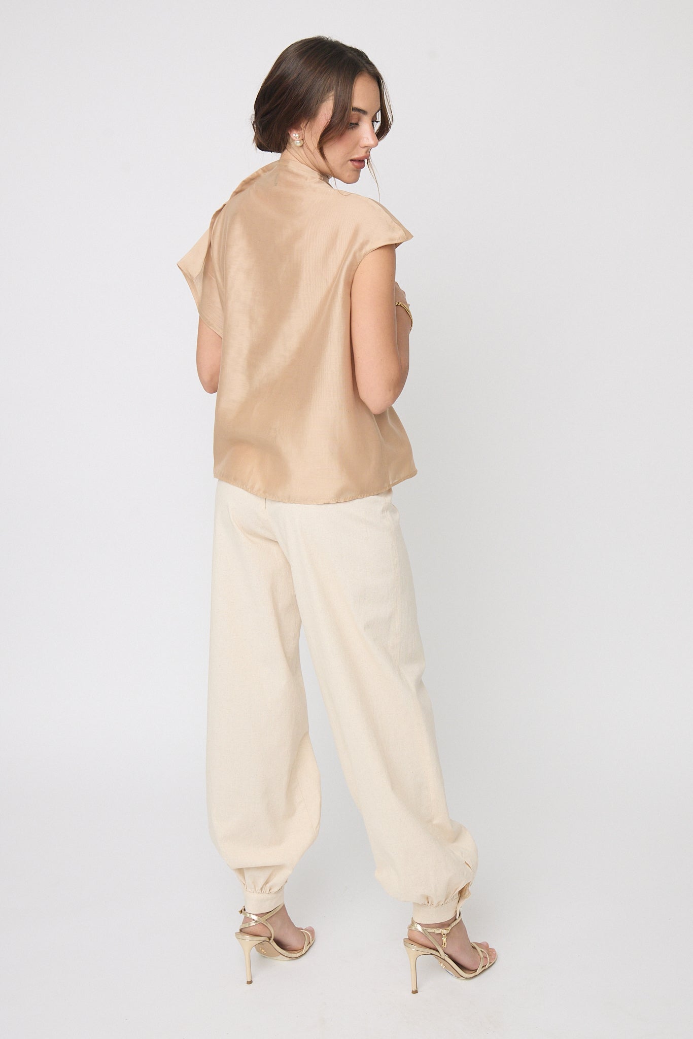 BLUSA CASUAL COLOR BEIGE ESPALDA.