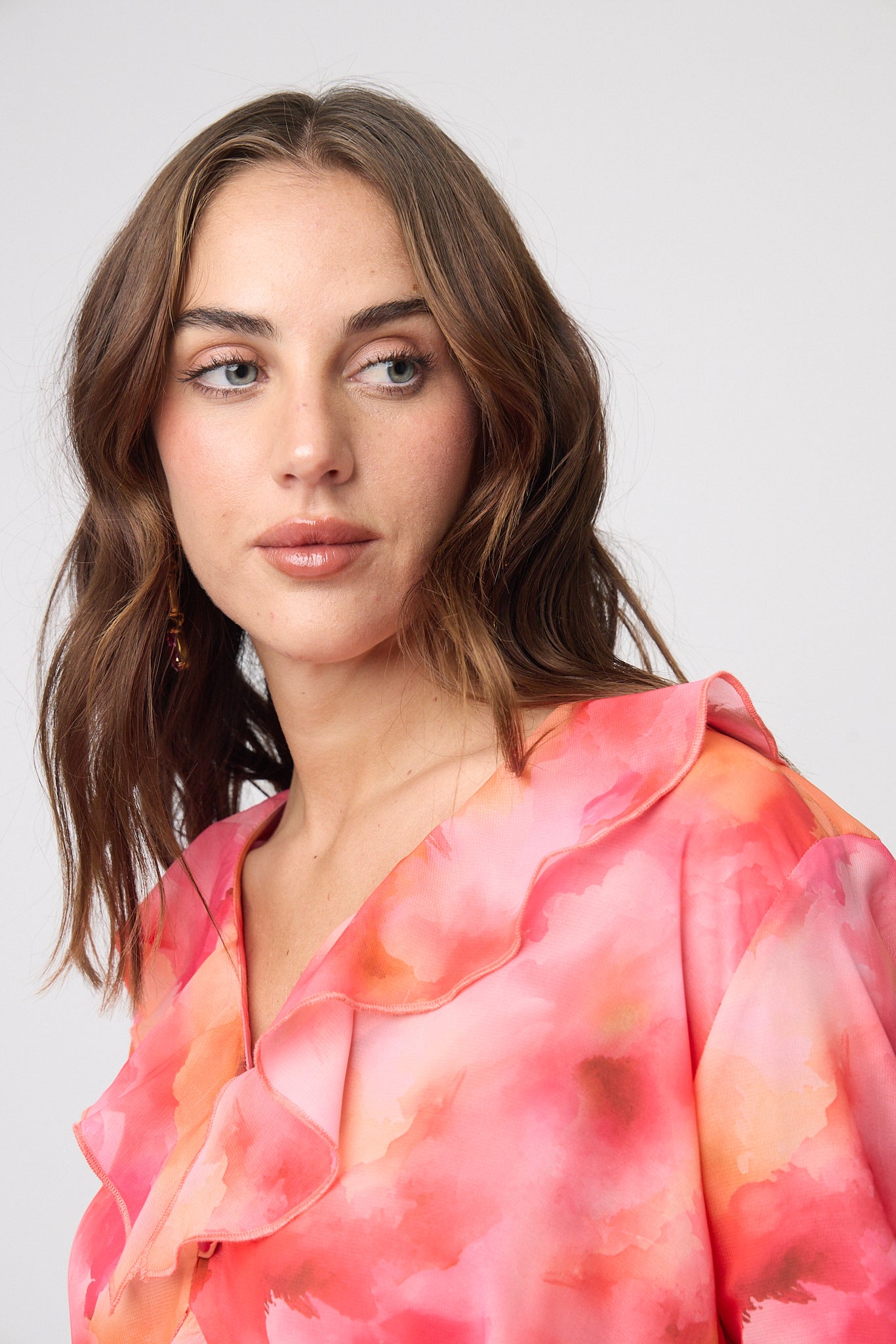 BLUSA ESTAMPADA CON CUELLO V Y OLANES FRESCA