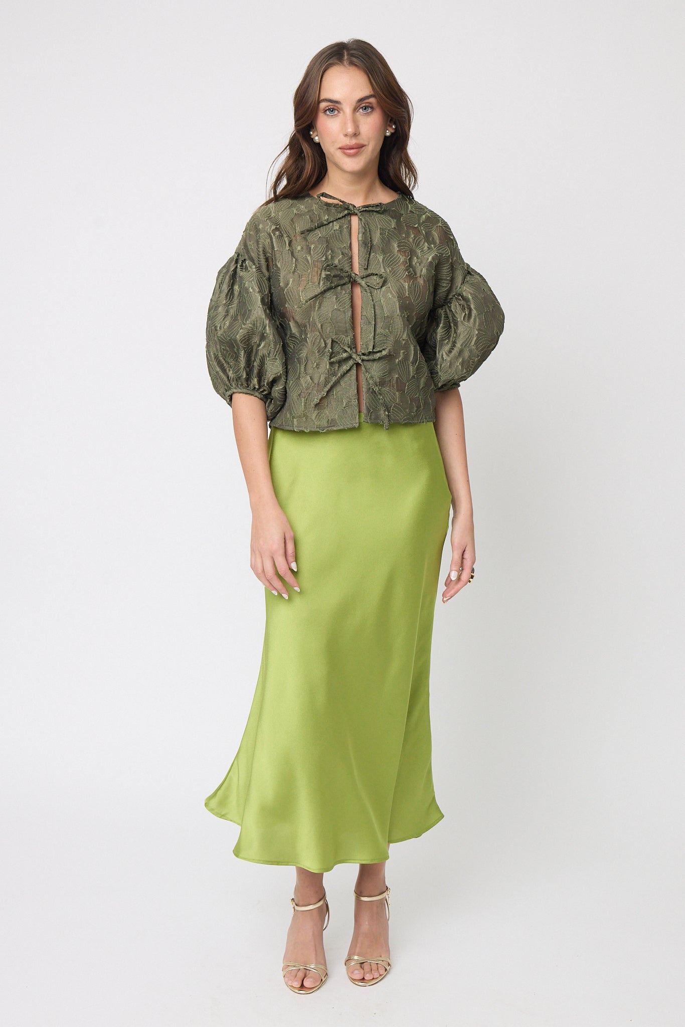 BLUSA CUELLO ABIERTA CON MOÑOS