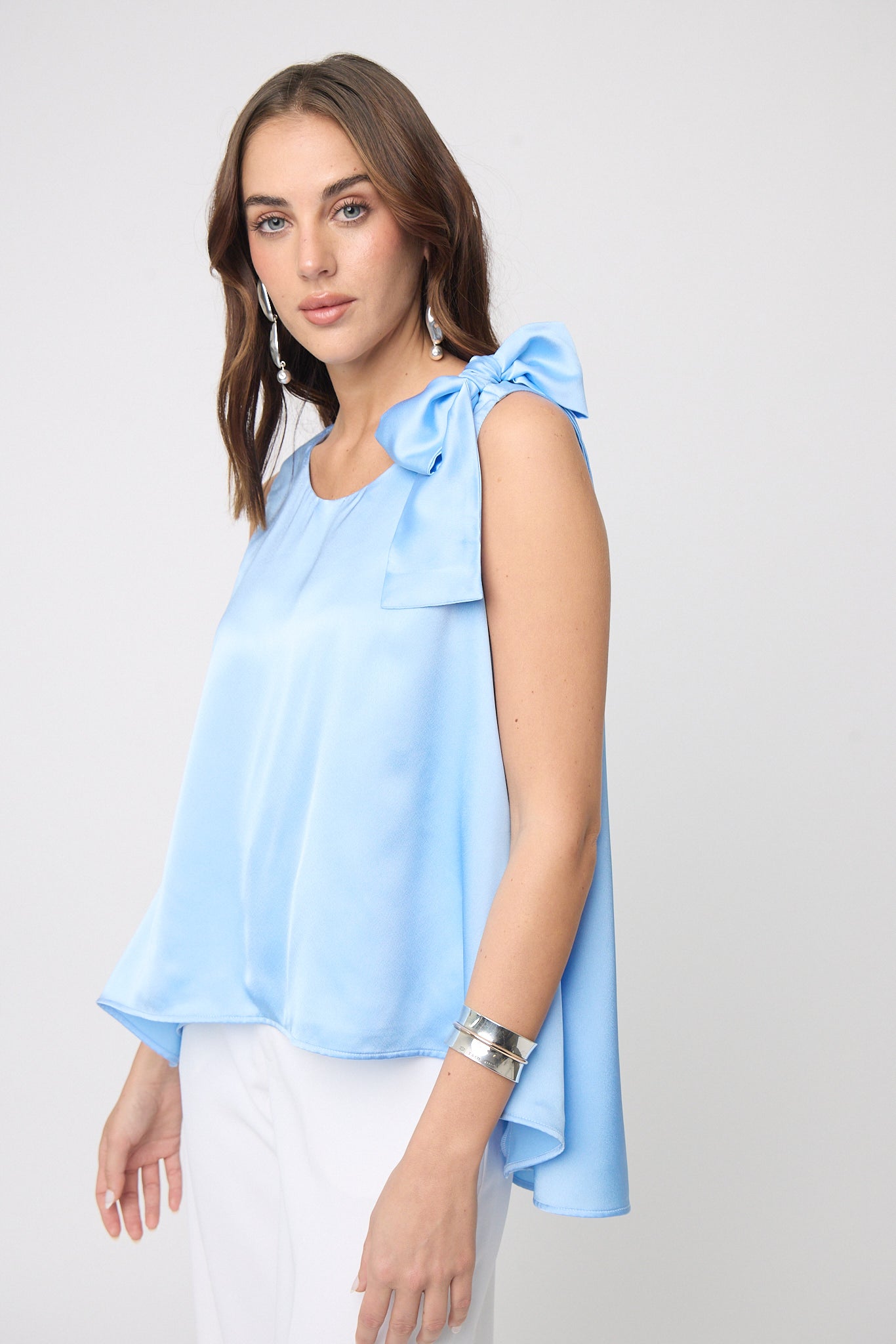 BLUSA SATINADA SIN MANGAS