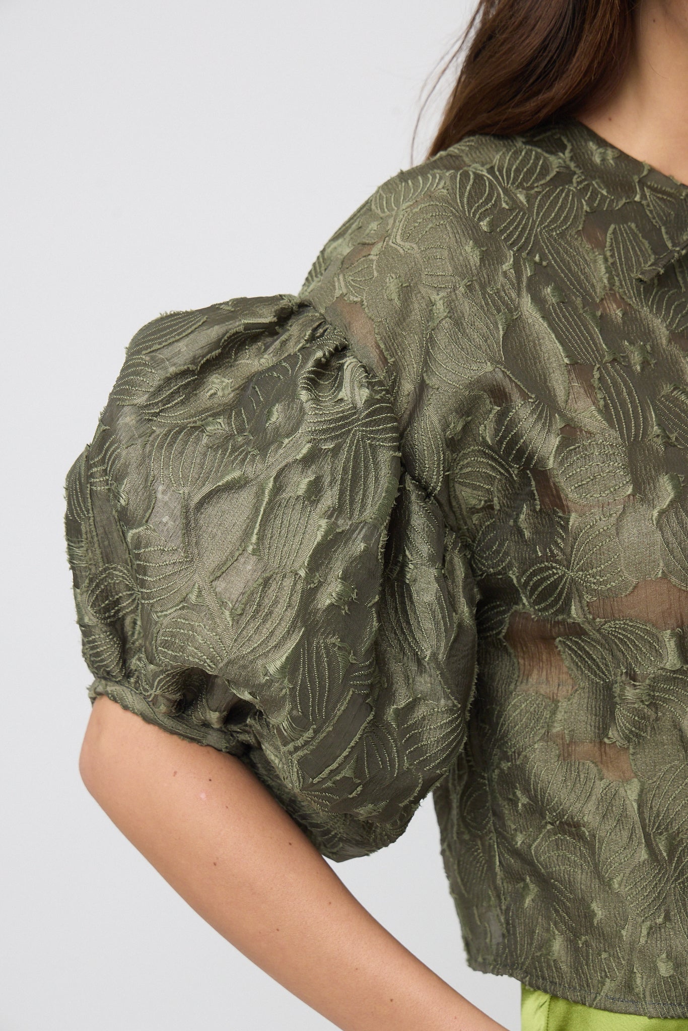 BLUSA MANGA GLOBO CON BROCADO AL TONO