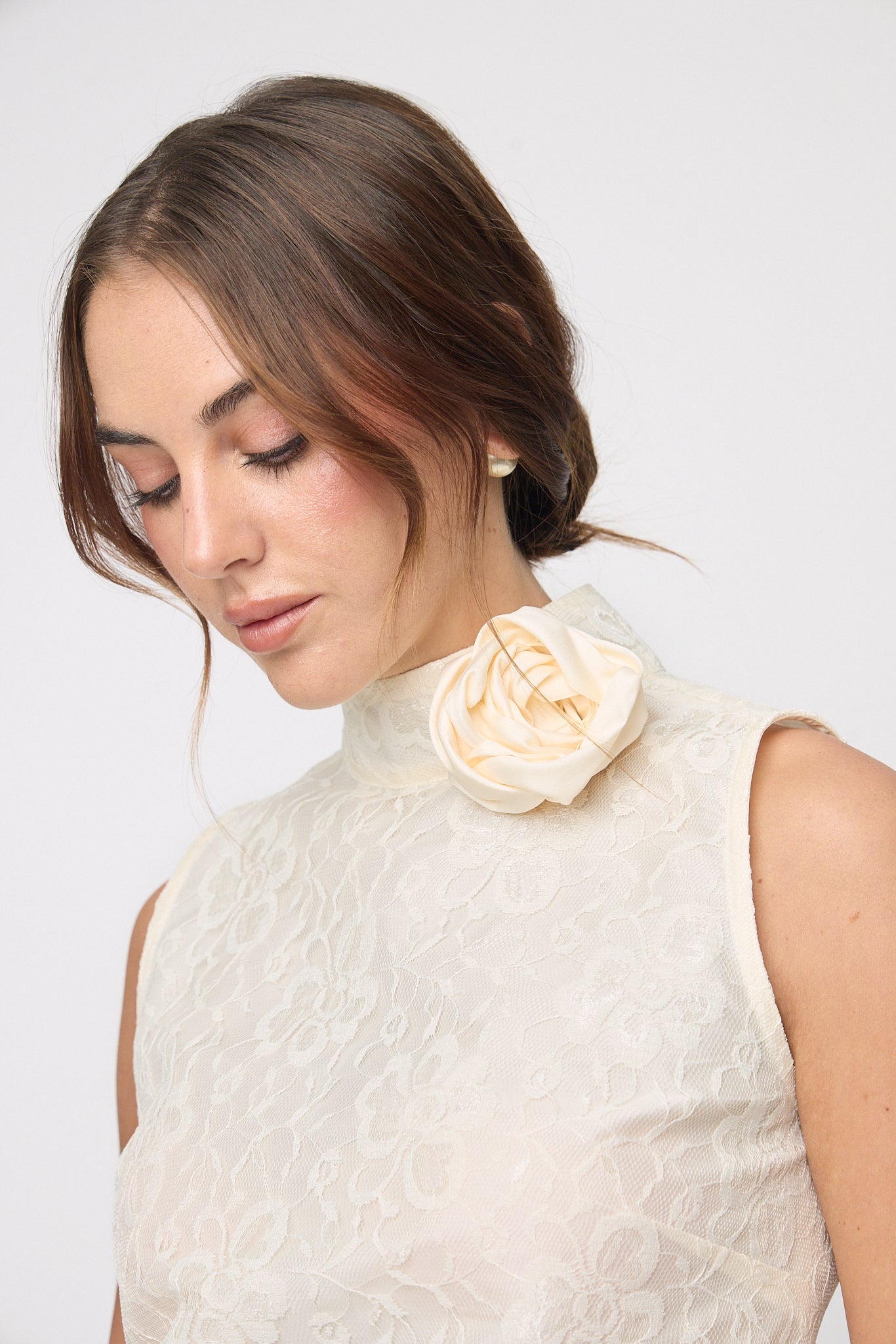 BLUSA CON FLOR Y ENCAJE