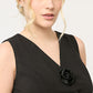 CHALECO DE MUJER CUELLO V NEGRO CON DETALLE DE FLORES AL FRENTE
