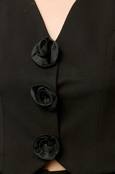 CHALECO FORMAL CASUAL NEGRO CON DETALLE DE FLORES AL FRENTE