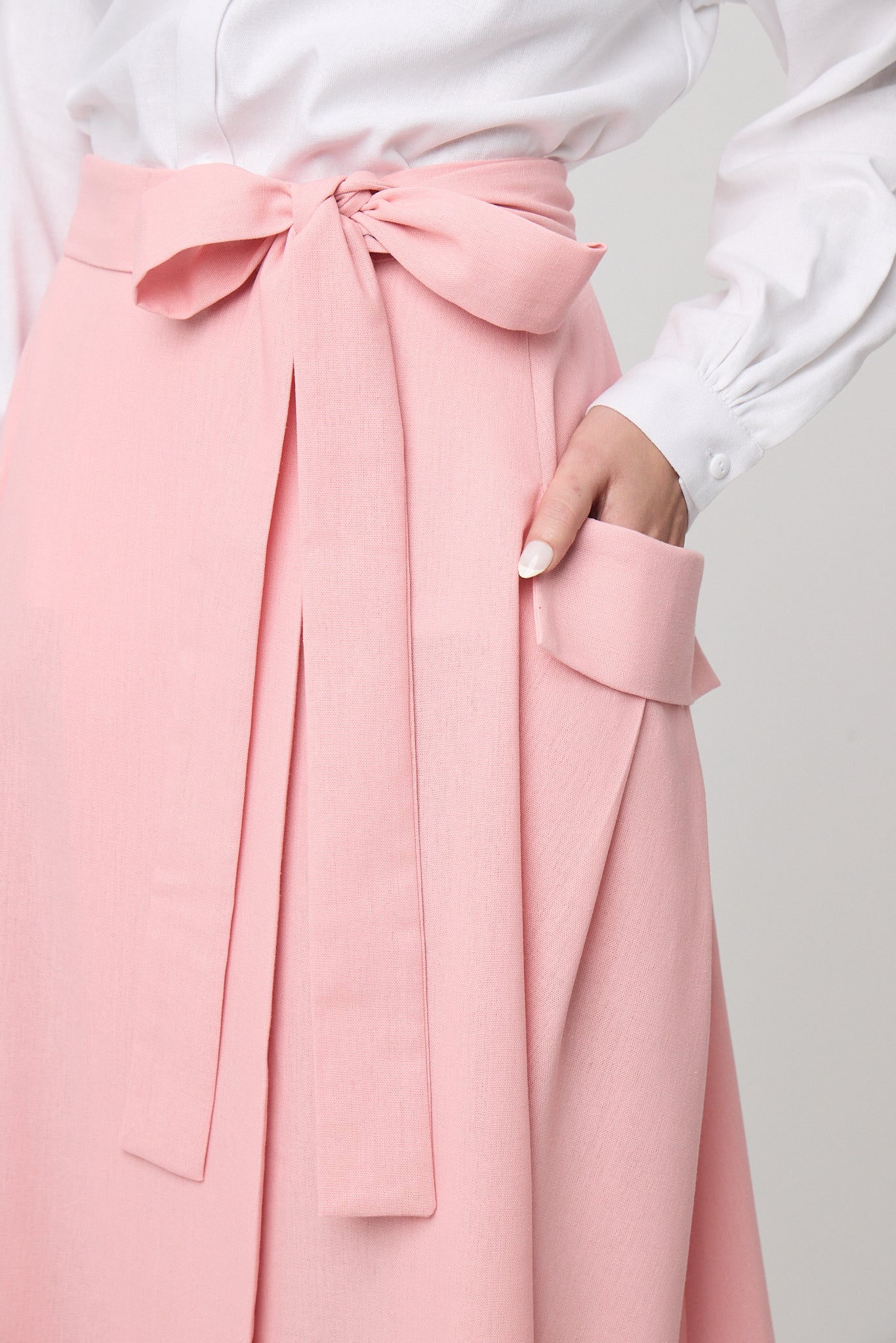 FALDA CASUAL DE LINO  ROSA CON BOLSILLOS CARGO Y CINTURÓN DE TELA.