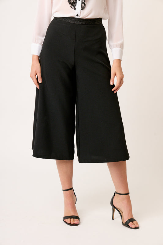 PANTALÓN STRETCH AMPLIO LARGO MIDI CON ABERTURAS LATERALES Y DETALLES EN ENCAJE MONTIJO