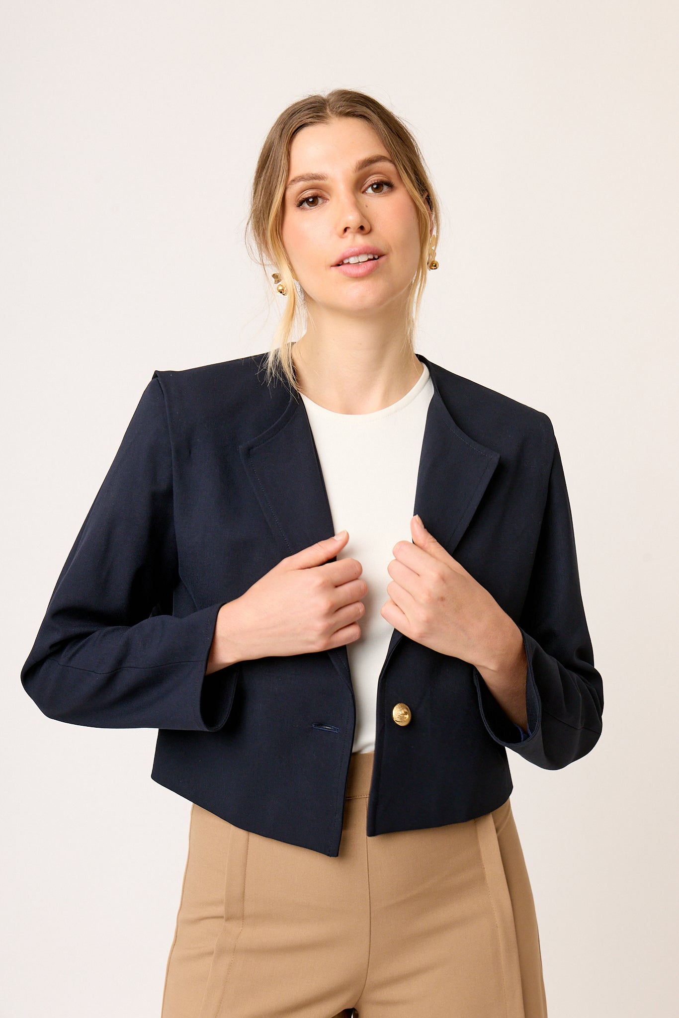 CHAQUETA CASUAL AZUL MARINO CON SOLAPAS Y DETALLE DE BOTÓN DORADO HAUSSMAN