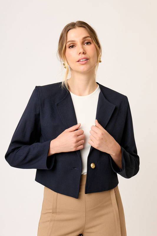 CHAQUETA CASUAL AZUL MARINO CON SOLAPAS Y DETALLE DE BOTÓN DORADO HAUSSMAN