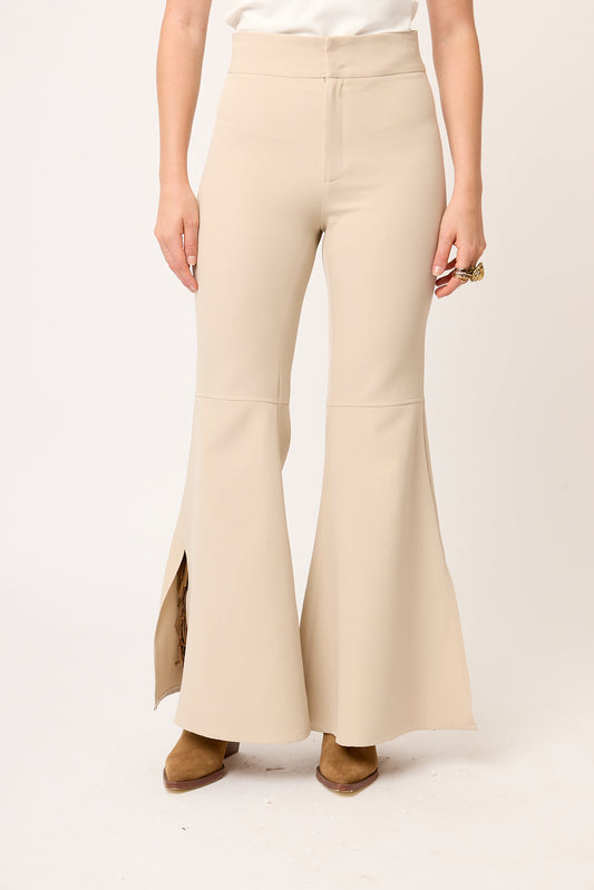 PANTALÓN DE VESTIR STRETCH COLOR ARENA ACAMPANADO CON ABERTURAS LATERALES MONTMARTRE