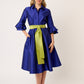 VESTIDO FORMAL CAMISERO DE TAFETA AZUL REY  LARGO MIDI CON OLANES EN PUÑO Y CINTURÓN VINCENNES