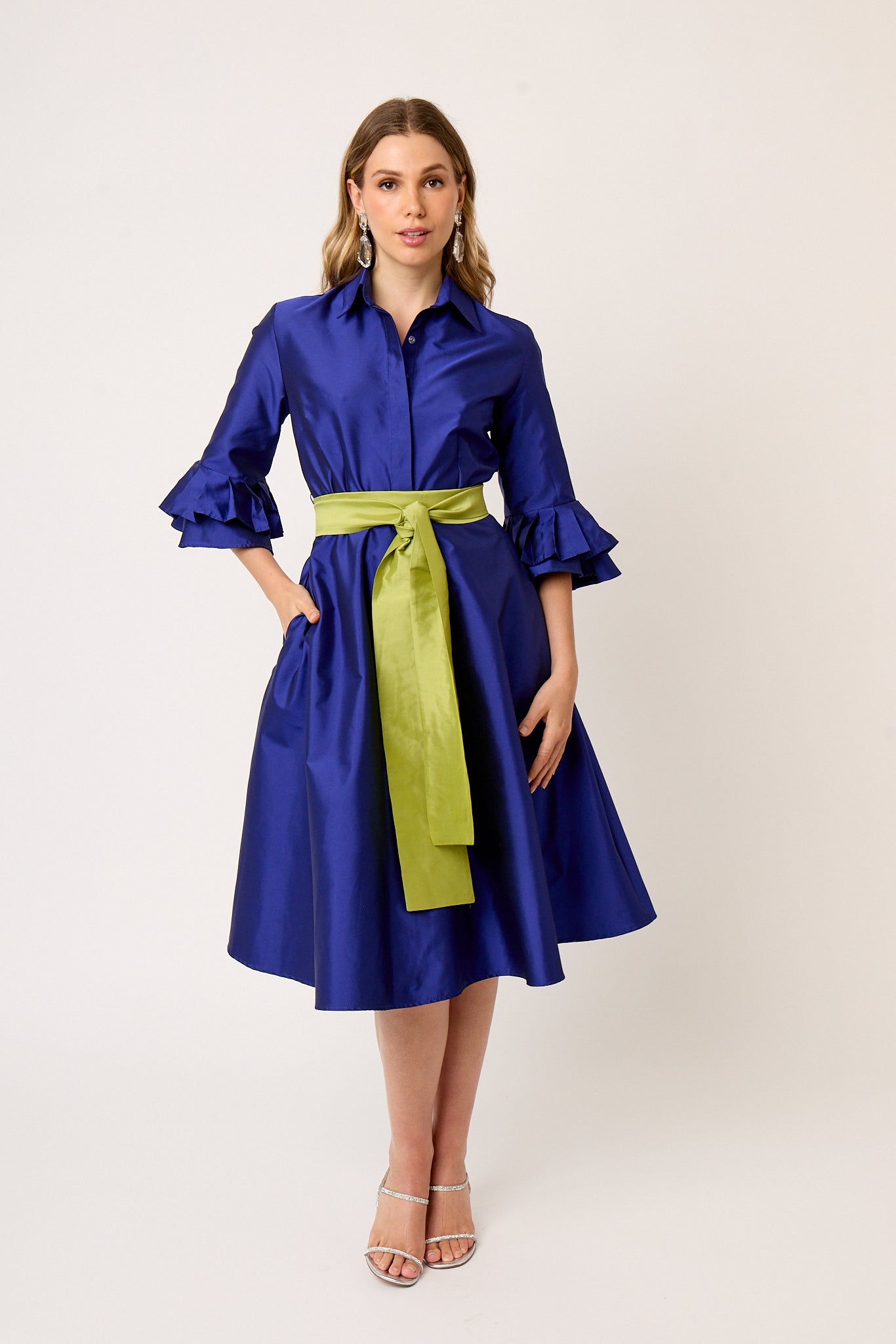 VESTIDO FORMAL CAMISERO DE TAFETA AZUL REY  LARGO MIDI CON OLANES EN PUÑO Y CINTURÓN VINCENNES