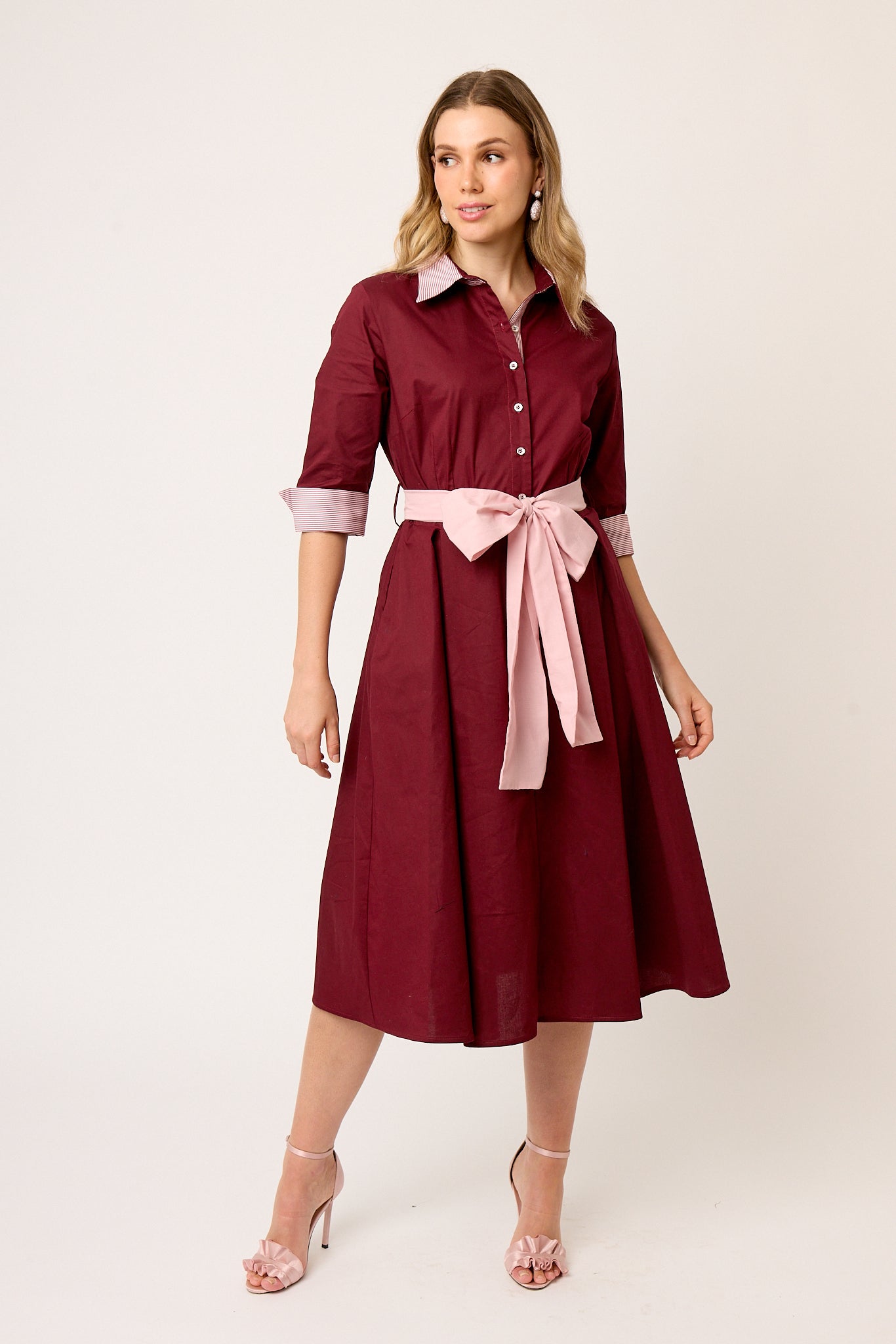 VESTIDO CASUAL CAMISERO DE ALGODÓN CON FALDA TABLEADA Y CINTURÓN SORBONA