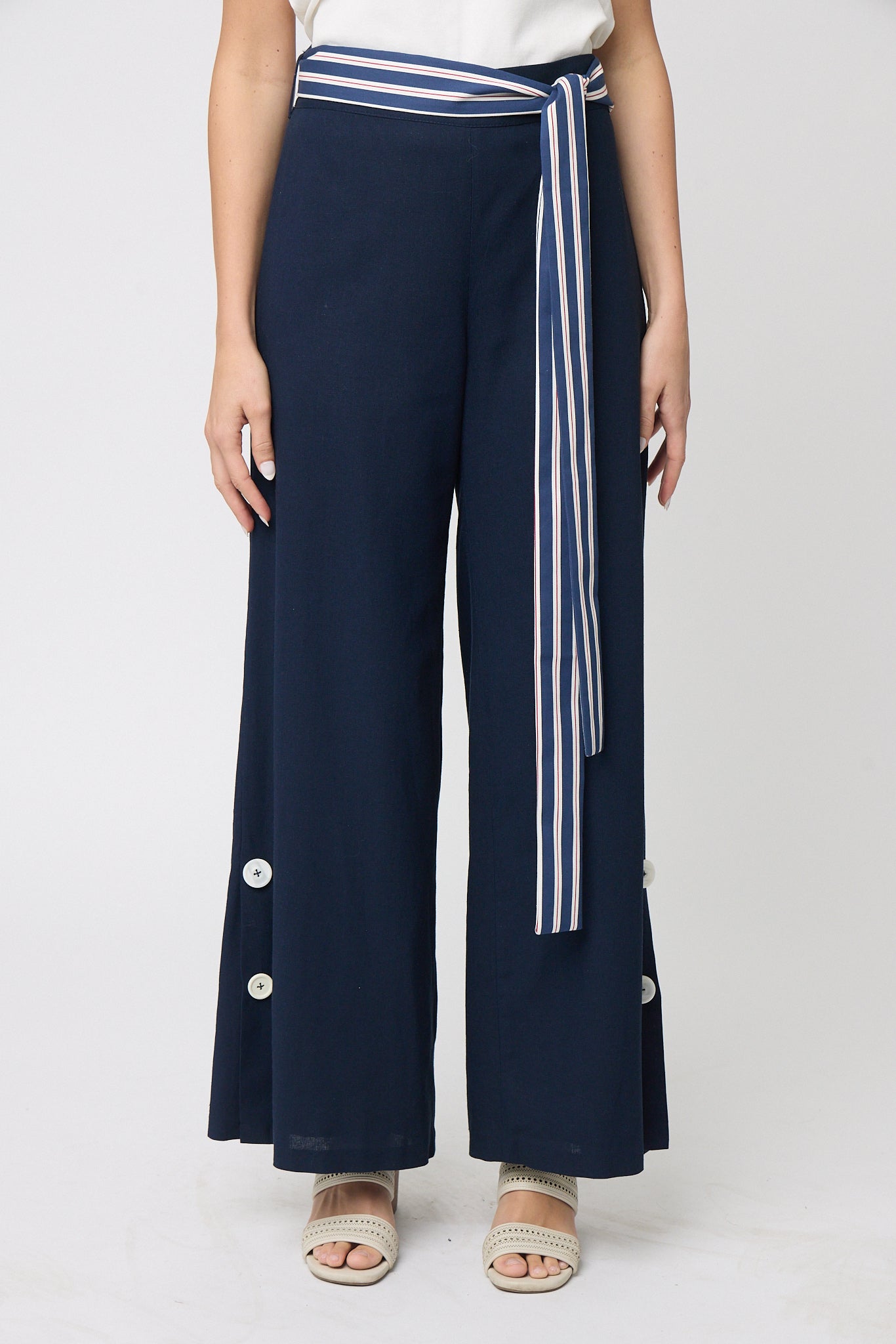 PANTALÓN DE MUJER CASUAL AZUL MARINO CON ABERTURAS LATERALES Y BOTONES BLANCOS