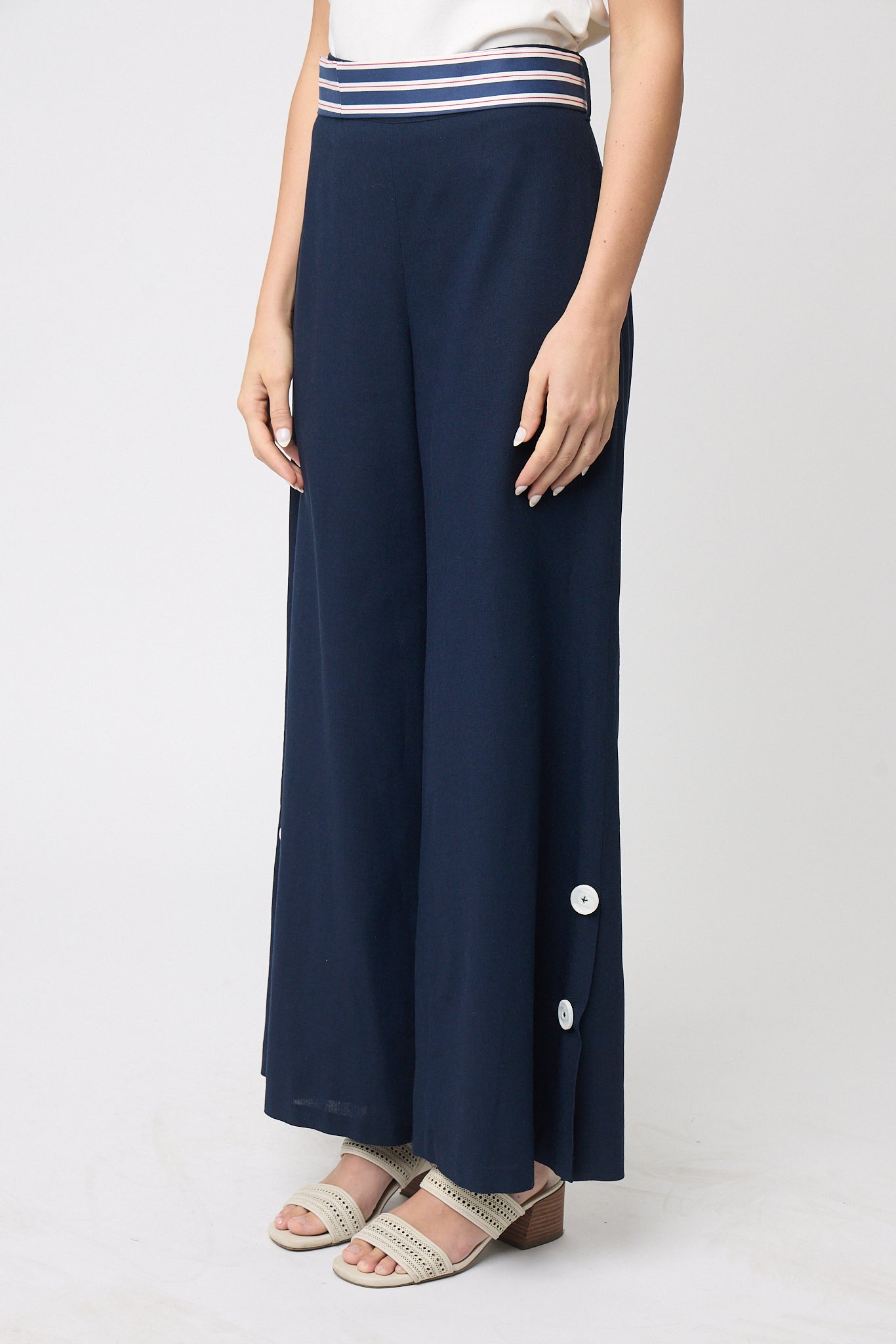 PANTALÓN AZUL MARINO PIERNA RECTA CON CINTURÓN A RAYAS