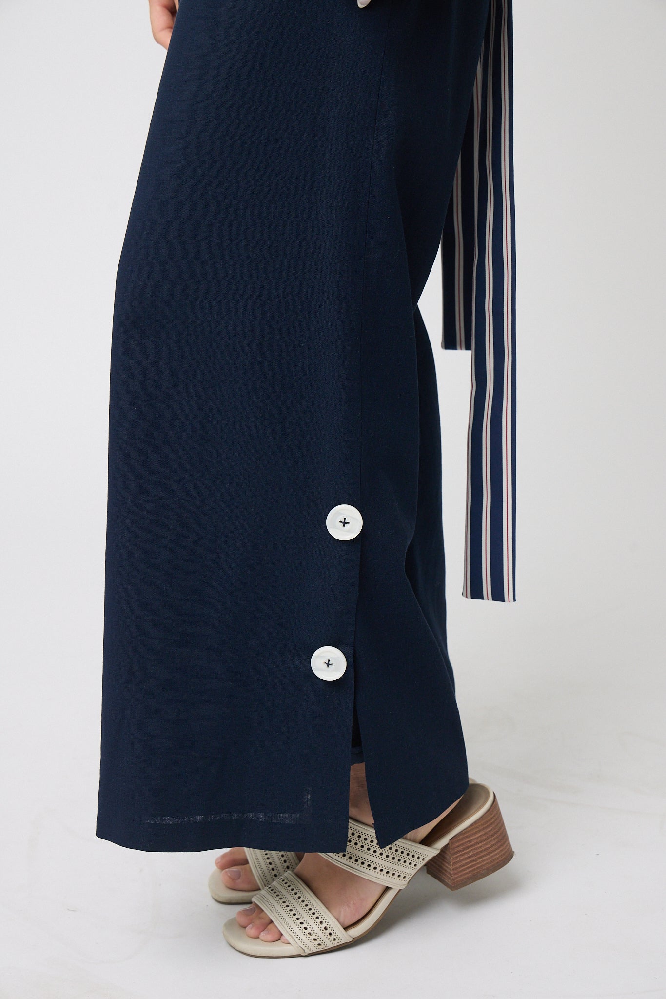 PANTALÓN DE MUJER AZUL MARINO CON ABERTURAS LATERALES EN PARTE BAJA CON BOTONES DECORATIVOS