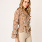 BLUSA CASUAL DE GASA EN TONOS BEIGE MANGA LARGA  ESTAMPADA CON OLANES Y CUELLO V   MONTMARTRE