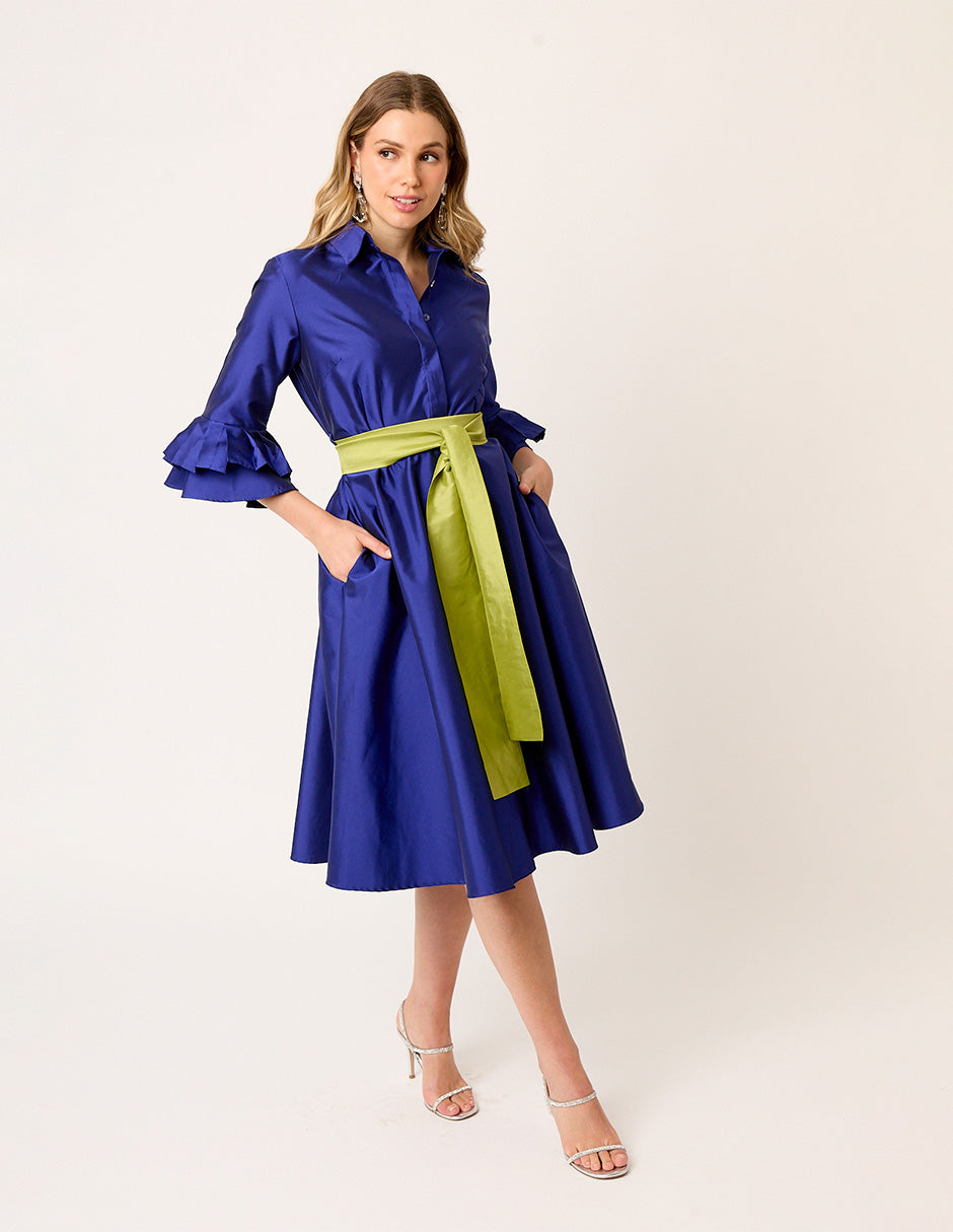 VESTIDO FORMAL CAMISERO DE TAFETA AZUL REY  LARGO MIDI CON OLANES EN PUÑO Y CINTURÓN VINCENNES