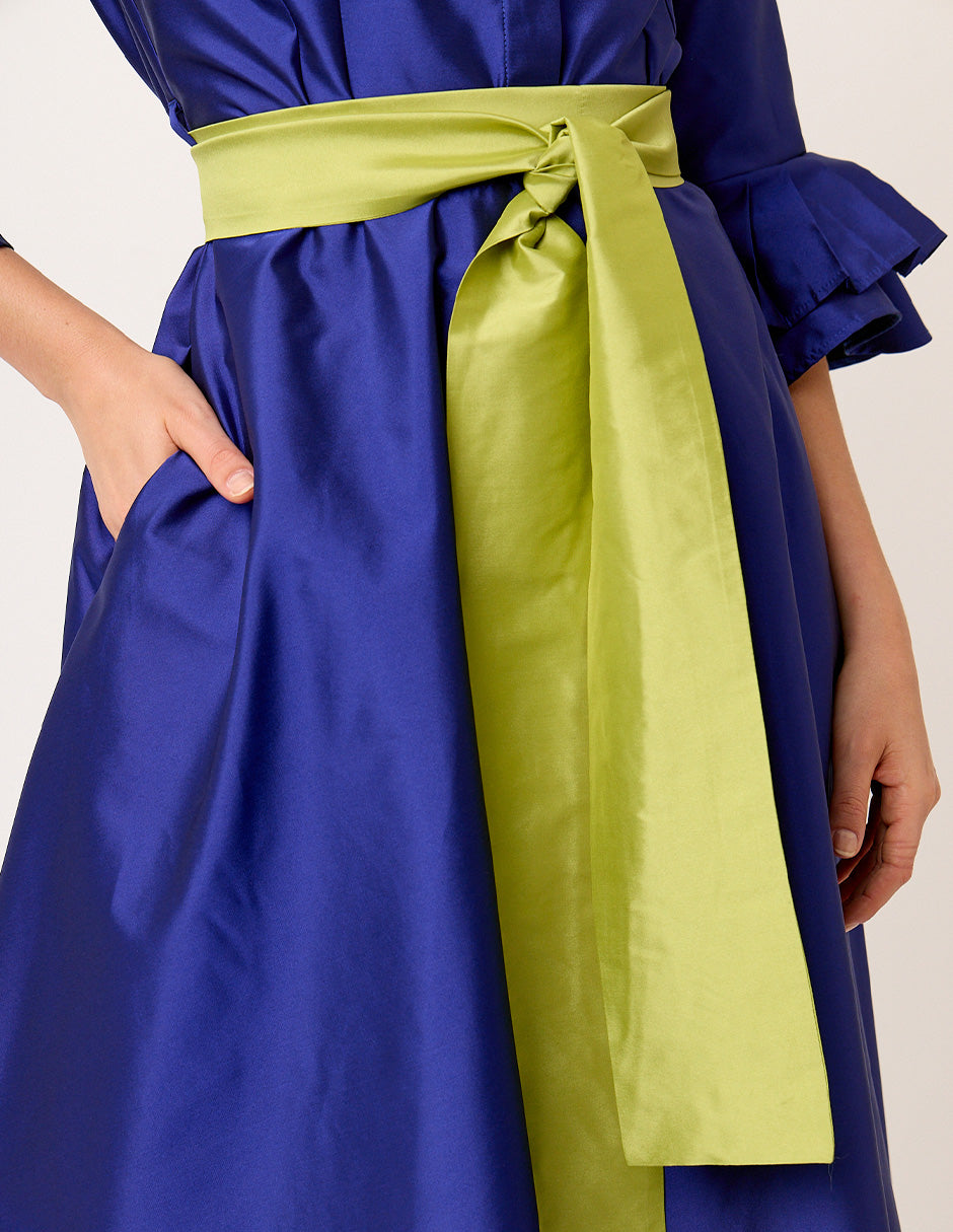 VESTIDO FORMAL CAMISERO DE TAFETA AZUL REY  LARGO MIDI CON OLANES EN PUÑO Y CINTURÓN VINCENNES