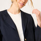CHAQUETA CASUAL AZUL MARINO CON SOLAPAS Y DETALLE DE BOTÓN DORADO HAUSSMAN MINIMALISTA