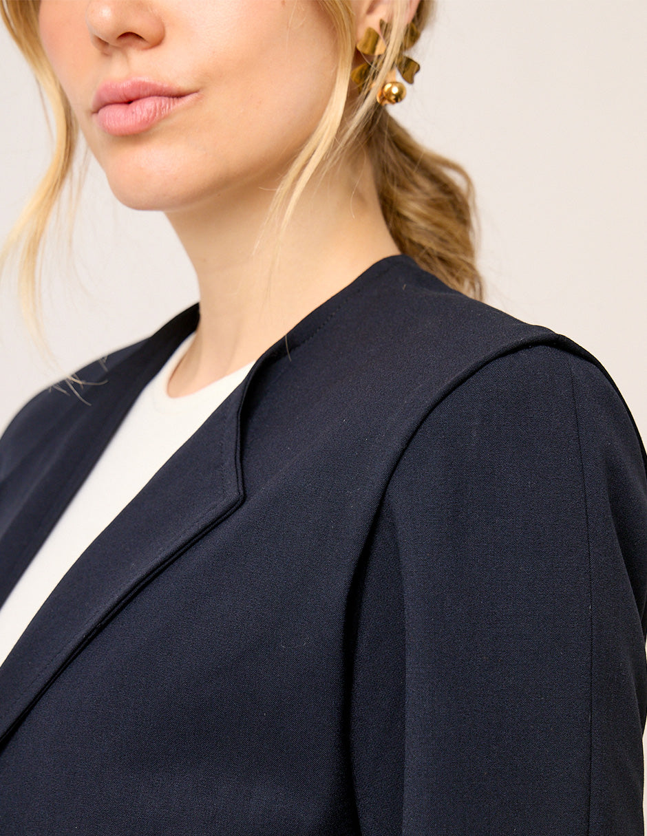 CHAQUETA CASUAL AZUL MARINO CON SOLAPAS Y DETALLE DE BOTÓN DORADO HAUSSMAN