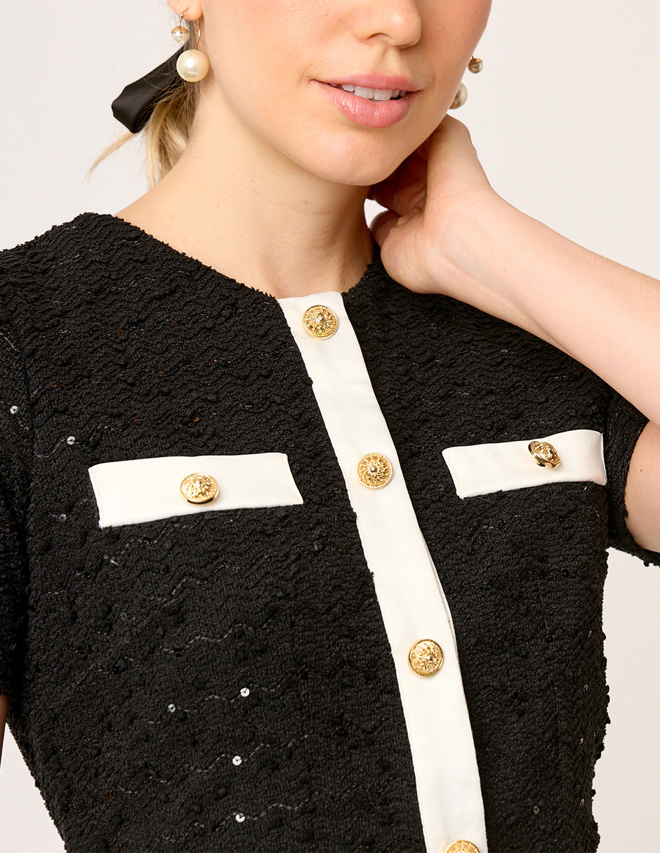 VESTIDO NEGRO FORMAL DE TWEED CON TAPETAS Y ALETILLAS EN SATÍN IVORY CON BOTONES DORADOS LOUVRE 
