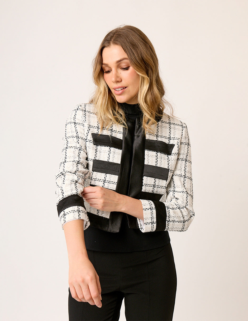 CHAQUETA FORMAL DE TWEED BLANCO Y NEGRO CON DETALLES EN SATÍN MONTIJO