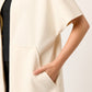 ABRIGO SEMI LARGO MINIMALISTA DE PAÑO COLOR IVORY CON BOLSILLOS TIPO CANGURO RIVOLI