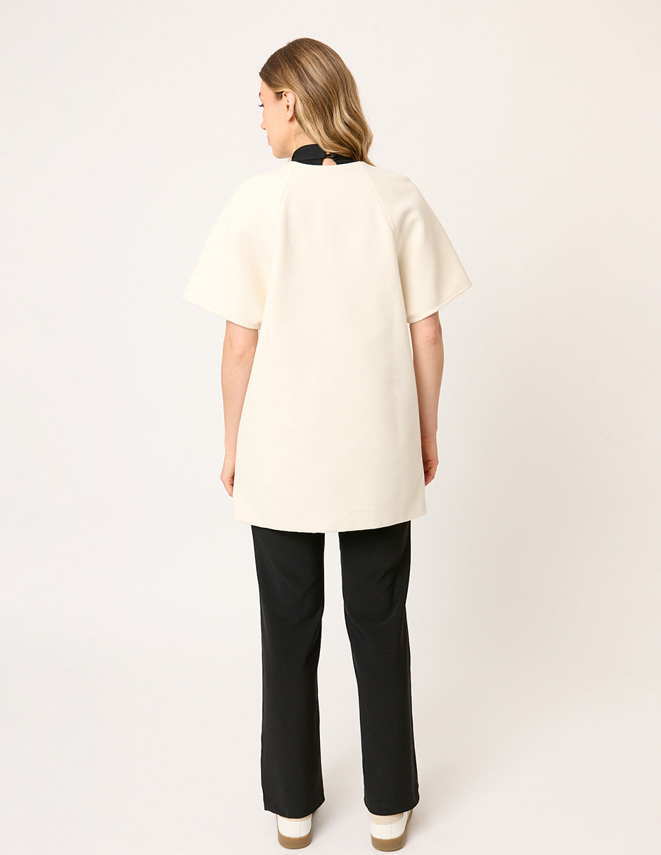 ABRIGO SEMI LARGO MINIMALISTA DE PAÑO COLOR IVORY CON BOLSILLOS TIPO CANGURO RIVOLI VISTA ESPALDA