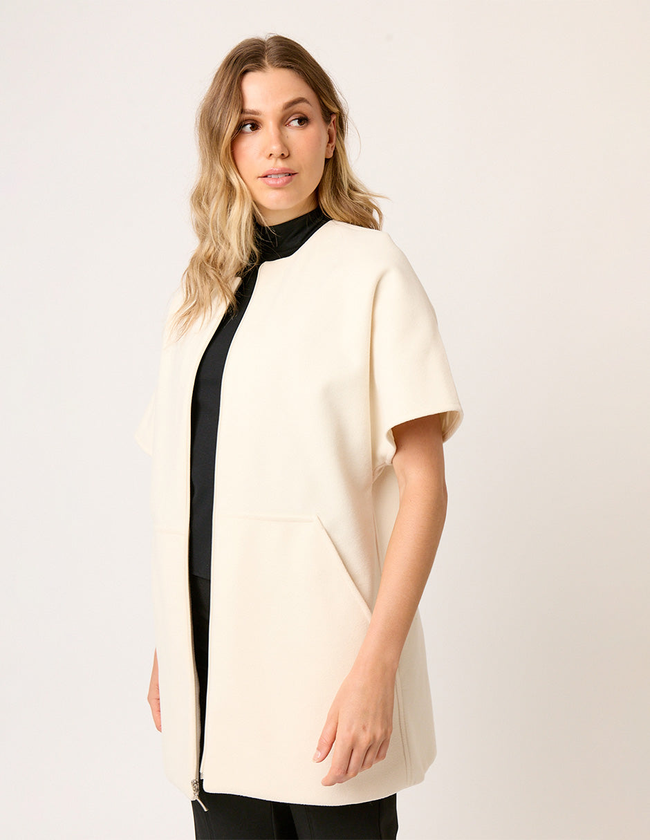 ABRIGO SEMI LARGO MINIMALISTA DE PAÑO COLOR IVORY CON BOLSILLOS TIPO CANGURO RIVOLI