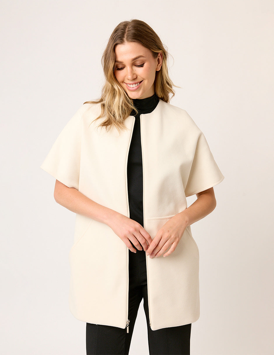 ABRIGO SEMI LARGO MINIMALISTA DE PAÑO COLOR IVORY CON BOLSILLOS TIPO CANGURO RIVOLI