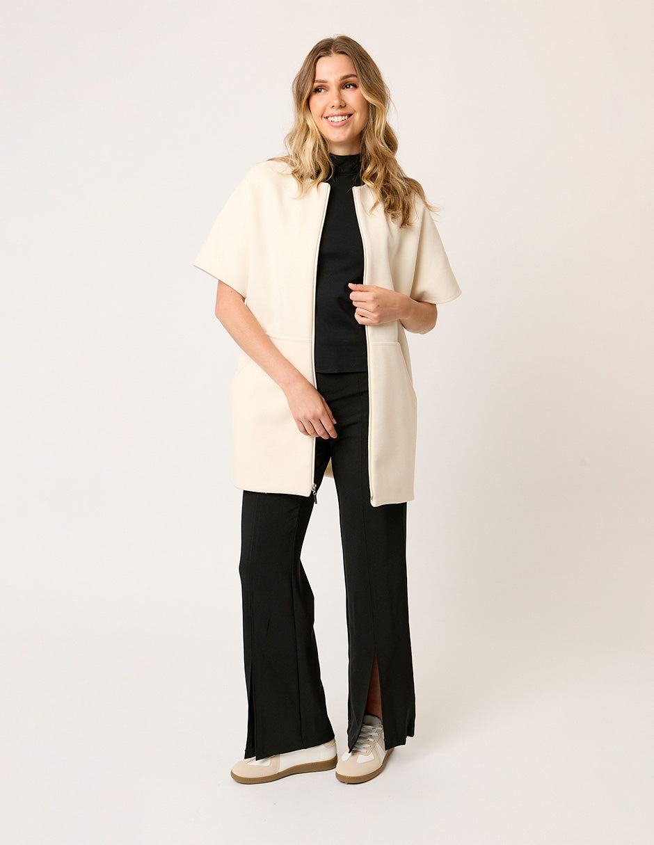 ABRIGO SEMI LARGO MINIMALISTA DE PAÑO COLOR IVORY CON BOLSILLOS TIPO CANGURO RIVOLI