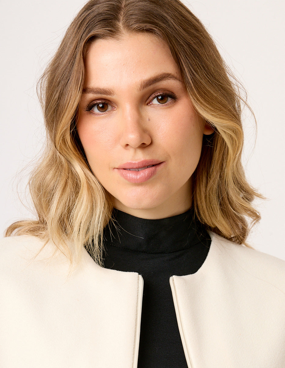 ABRIGO SEMI LARGO MINIMALISTA DE PAÑO COLOR IVORY CON BOLSILLOS TIPO CANGURO RIVOLI
