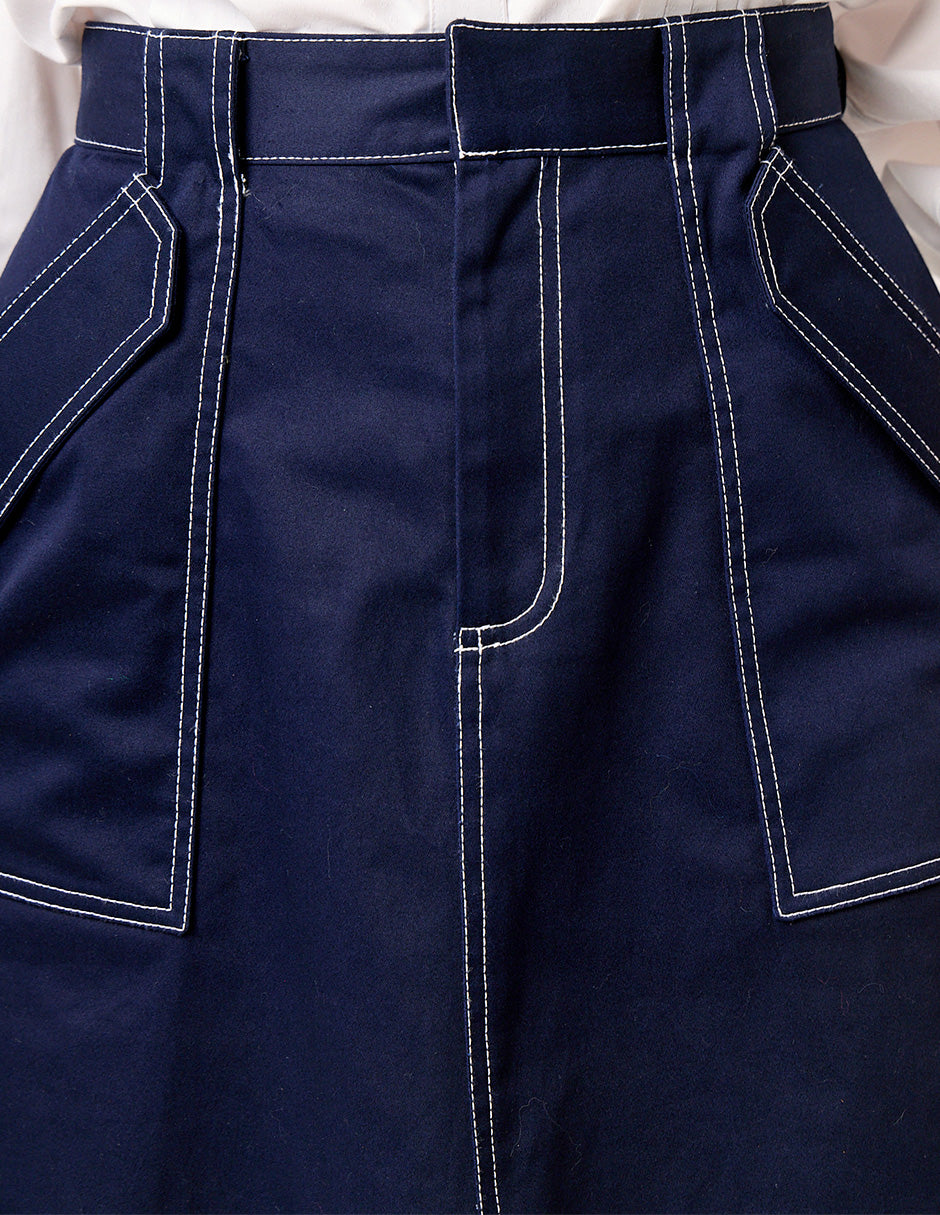 FALDA CASUAL DE GABARDINA AZUL MARINO CON BOLSILLOS Y ABERTURA AL FRENTE CON COSTURAS A CONTRASTE VIZIR