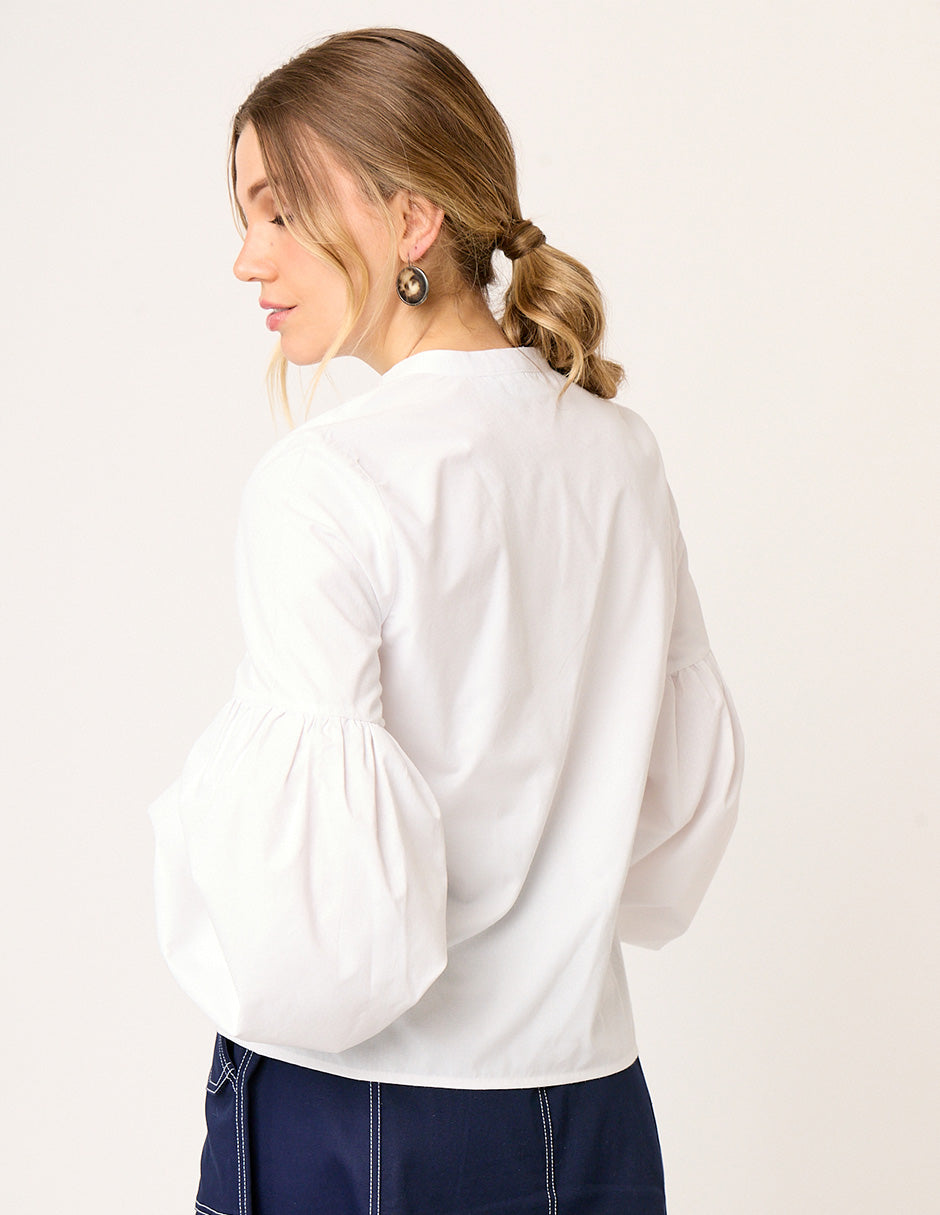 BLUSA BLANCA DE ALGODÓN MANGA LARGA CON ABERTURA Y BOTONES VISIR VISTA ESPALDA