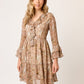 VESTIDO DE GASA ESTAMPADA CORTO  EN TONOS BEIGE CON OLANES MANGA LARGA Y CUELLO V MONTMARTRE