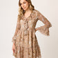 VESTIDO DE GASA ESTAMPADA CORTO EN TONOS BEIGE CON OLANES MANGA LARGA Y CUELLO V MONTMARTRE
