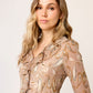 VESTIDO DE GASA ESTAMPADA CORTO EN TONOS BEIGE CON OLANES MANGA LARGA Y CUELLO V MONTMARTRE