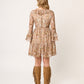 VESTIDO DE GASA ESTAMPADA CORTO EN TONOS BEIGE CON OLANES MANGA LARGA Y CUELLO V MONTMARTRE VISTA ESPALDA