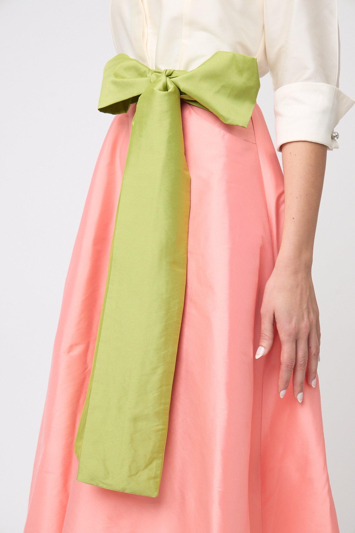 VESTIDO DE FIESTA CON CINTURÓN A CONTRASTE